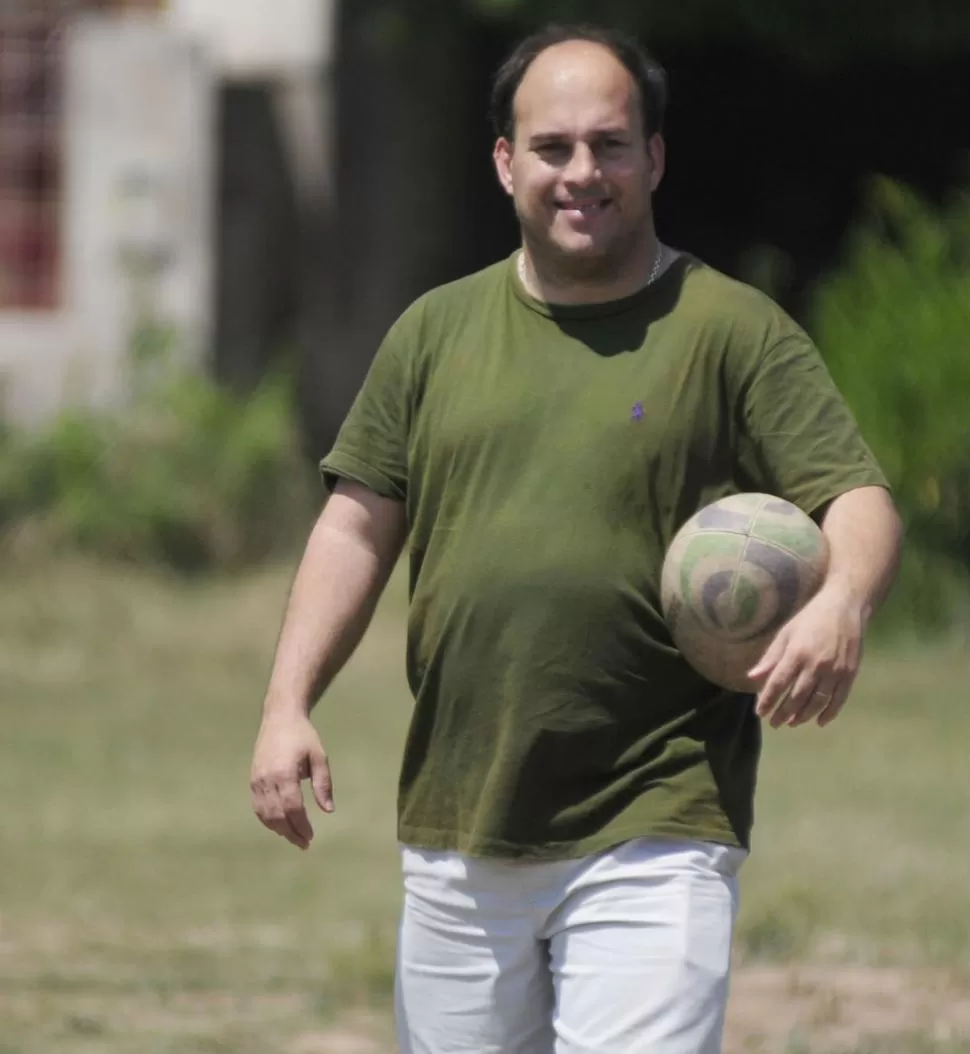 VISITA ILUSTRE. Perasso se sumó al juego en el potrero.LA GACETA / FOTO DE ANALIA JARAMILLO