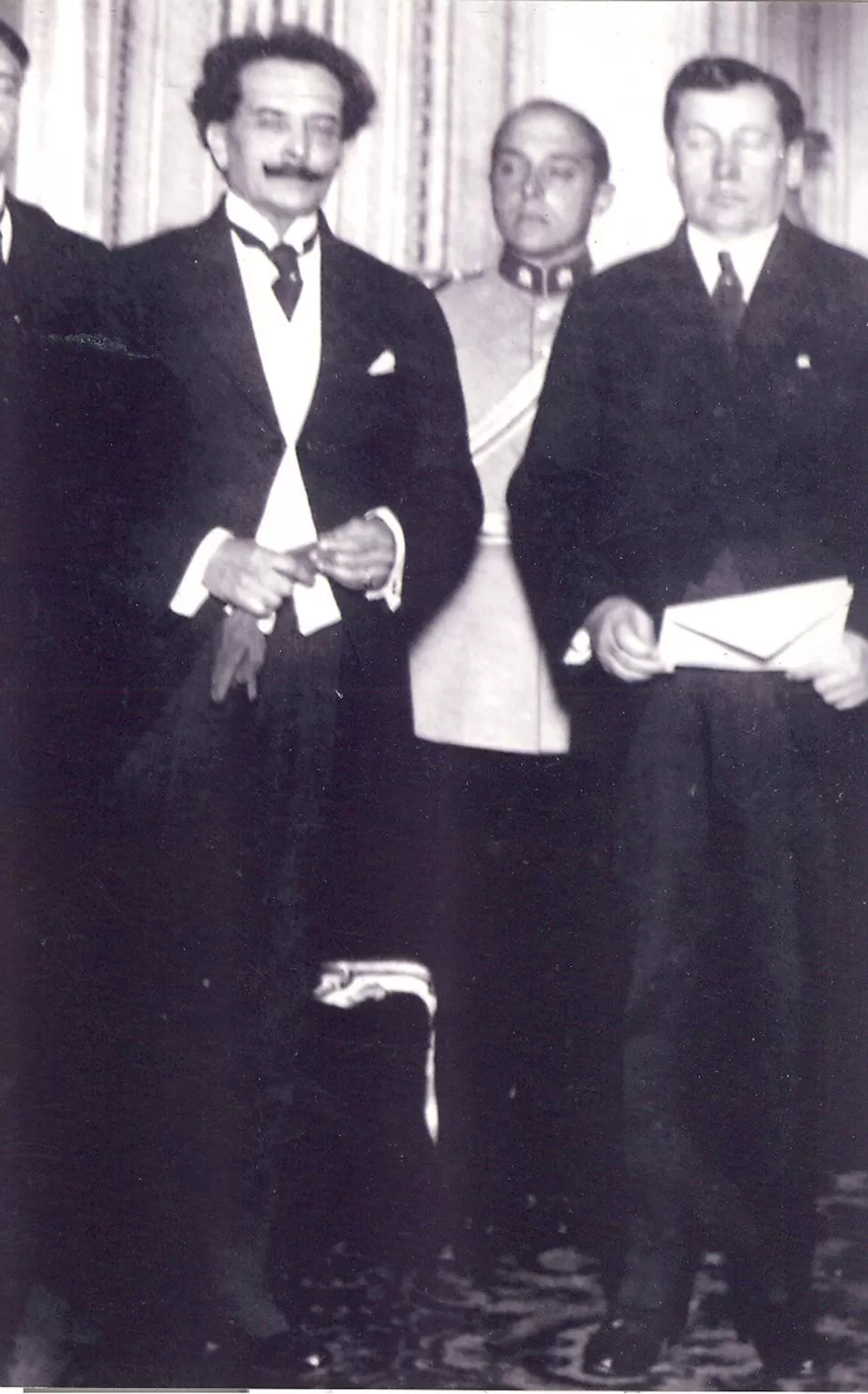 RICARDO JAIMES FREYRE. El distinguido altoperuano residente en Tucumán aparece a la izquierda, junto al presidente de Chile, Arturo Alessandri Palma, en 1922.
