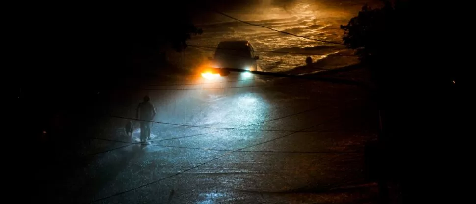 EN LAS TINIEBLAS. Ayer también se cortó la luz en la provincia. LA GACETA/ JORGE OLMOS SGROSSO.