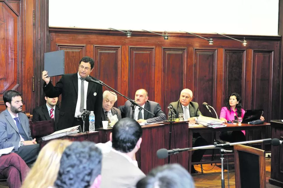 AUSENTE. Esta es la foto actual de Marita Verón, afirmó el querellante Carlos Varela Alvarez mientras mostraba a los asistentes al debate una carpeta negra que no tenía ninguna imagen durante el inicio de su alegato final. LA GACETA / FOTOS DE MIGUEL VELARDEZ