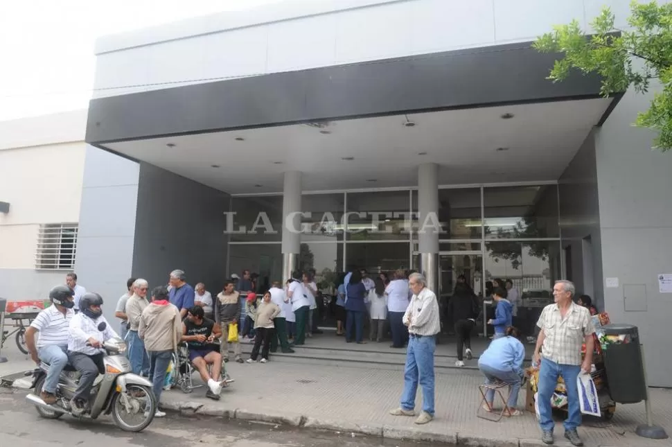 EN EL HOSPITAL PADILLA. El policía continúa internado. LA GACETA/ FOTO DE ANTONIO FERRONI.