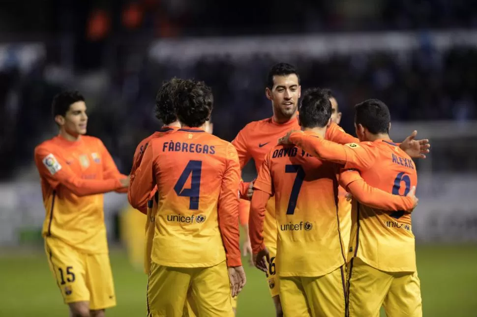 FESTEJO CATALAN. Los jugadores de Barcelona celebran la goleada cosechada sobre Alavés, por la Copa del Rey. AFP