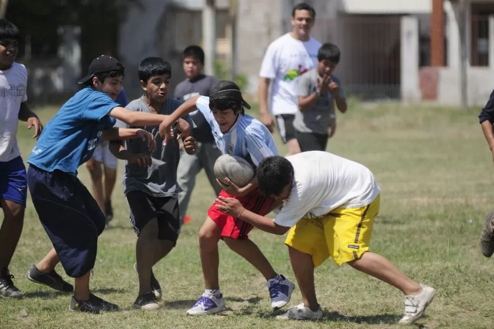 UNA ESCENA DIFERENTE. Donde antes había taco y gambeta, hoy se ven tackles y hand-offs.LA GACETA / FOTO DE ANALIA JARAMILLO