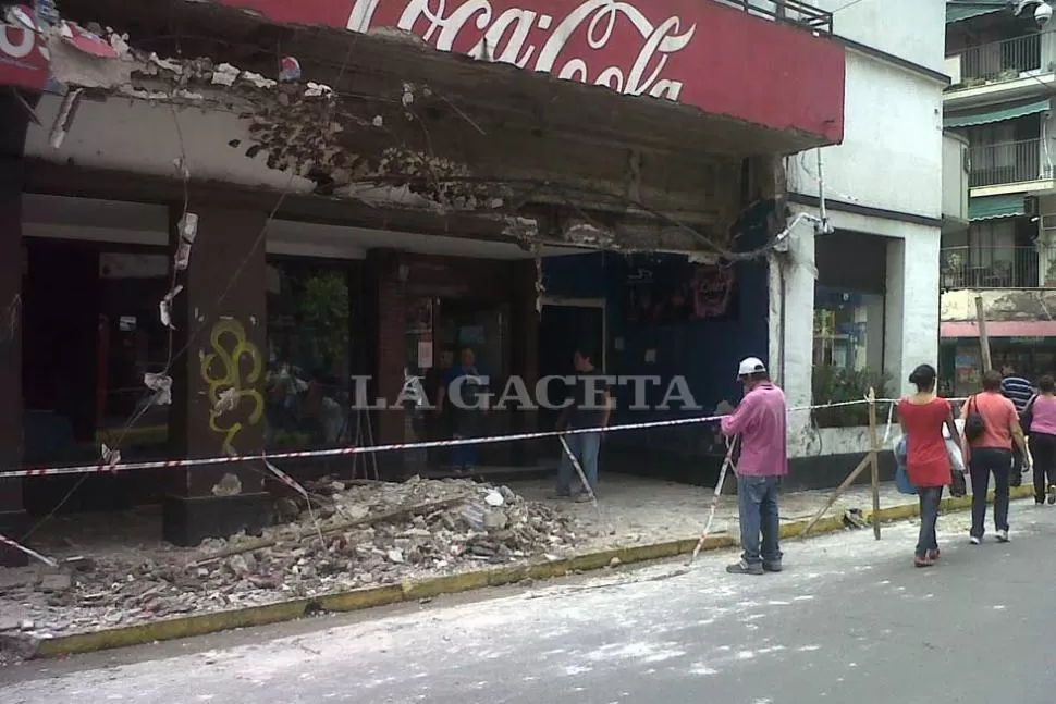 SOLO ESCOMBROS. Esta mañana, la zona había sido vallada. LA GACETA/FOTO DE ANALIA JARAMILLO