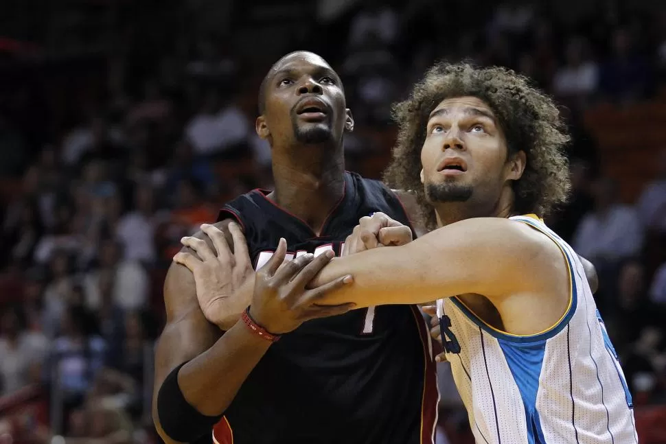 EN BATALLA. El cubano Robin López pelea por el balón contra el campeón Chris Bosch.