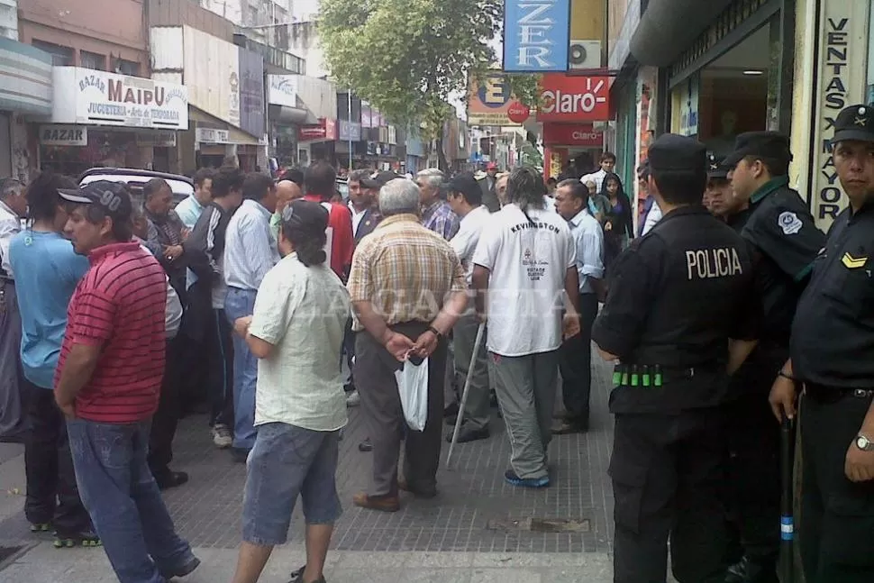 SIN INCIDENTES. Los agentes municipales convencieron a un grupo de puesteros para que abandonen la cuadra de Maipú al 300. LA GACETA / FOTO DE ANALIA JARAMILLO