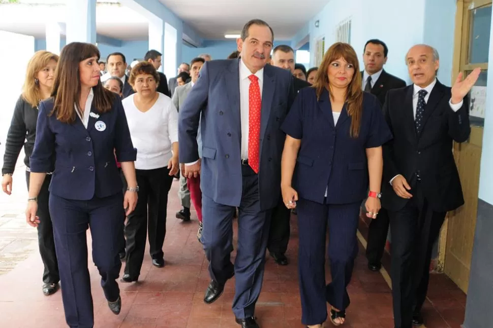 EN RECORRIDA. Alperovich afirmó que los informes que recibe mejoraron desde la ley 4 am. PRENSA Y DIFUSION