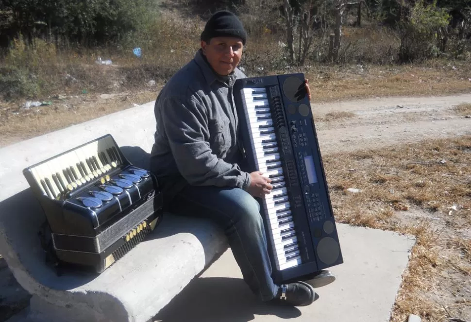 EJEMPLO. Su historia les regala a los jóvenes que aman la música la esperanza de un futuro mejor.