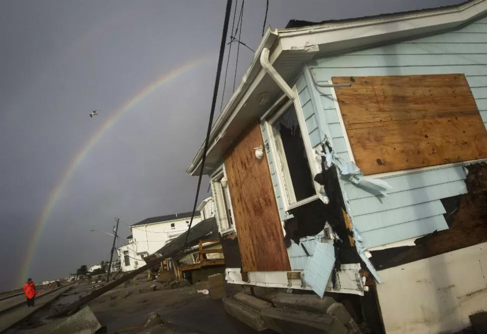 SOBRE LLOVIDO, QUEMADO. Un importante sector de Breezy Point, en Queens, quedò devastado por un incendio. REUTERS