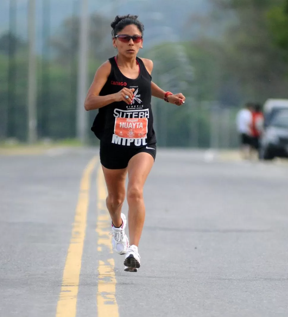 SOBRE ASFALTO. Esa es la especialidad de la diminuta atleta. En esta superficie, que es su fuerte, Huaita ganó innumerables carreras cortas. LA GACETA / FOTO DE INES QUINTEROS ORIO