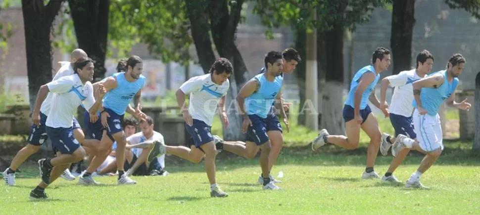 MOVIMIENTOS. Los titulares trabajaron junto al preparador físico y jugaron al fútbol-tenis. LA GACETA / FRANCO VERA