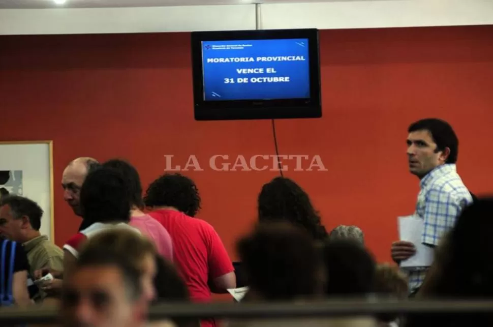 NUEVA FECHA. Cientos de contribuyentes se acercaron durante la mañana al edificio de Rentas. ARCHIVO LA GACETA