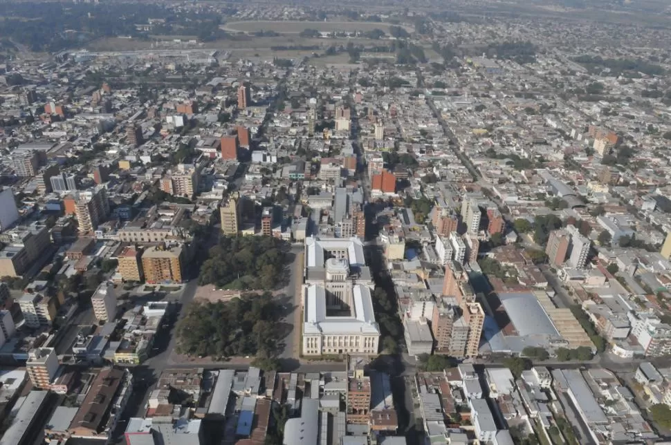 DECISIÓN. La suba del impuesto Inmobiliario anunciada por el gobernador José Alperovich se aplicará sobre los 384.000 padrones de la provincia.  LA GACETA / JORGE OLMOS SGROSSO (ARCHIVO) 