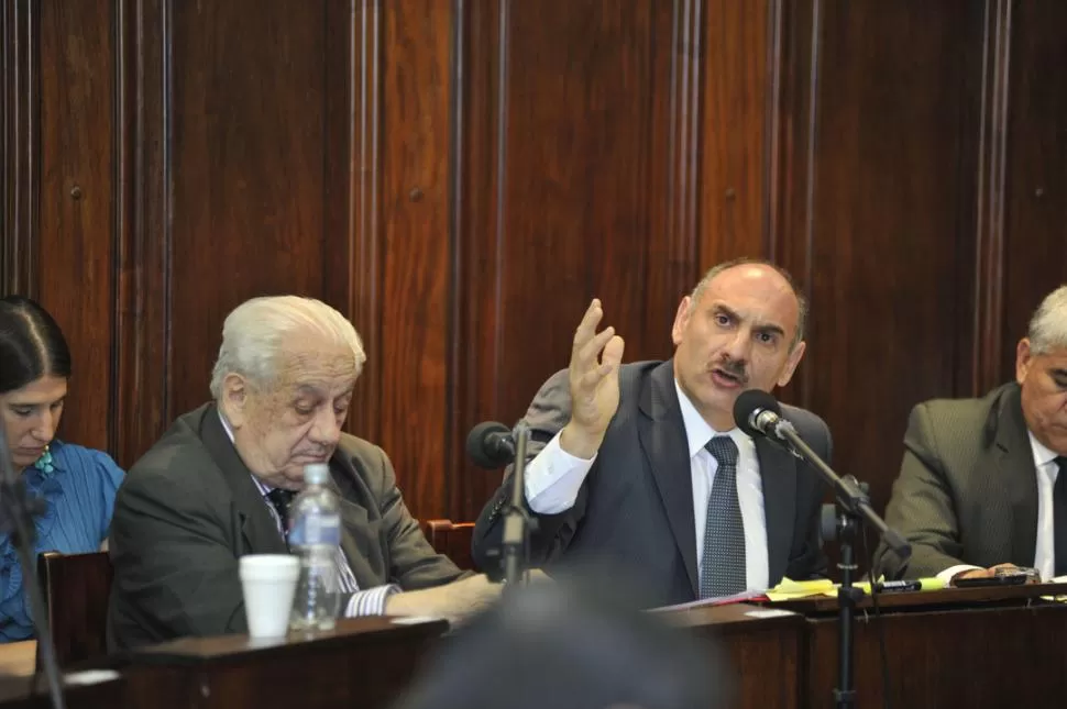 EN LA SALA. El fiscal Carlos Sale expone su alegato ante el tribunal, mientras el fiscal Manuel López Rougués (izquierda) escucha y repasa sus apuntes. LA GACETA / FOTOS DE JORGE OLMOS SGROSSO 