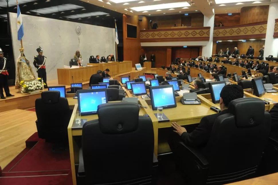 SISTEMA INFORMÁTICO. Los legisladores acceden a los proyectos en debate a través de monitores táctiles. LA GACETA / FOTO DE ANOTONIO FERRONI (ARCHIVO)