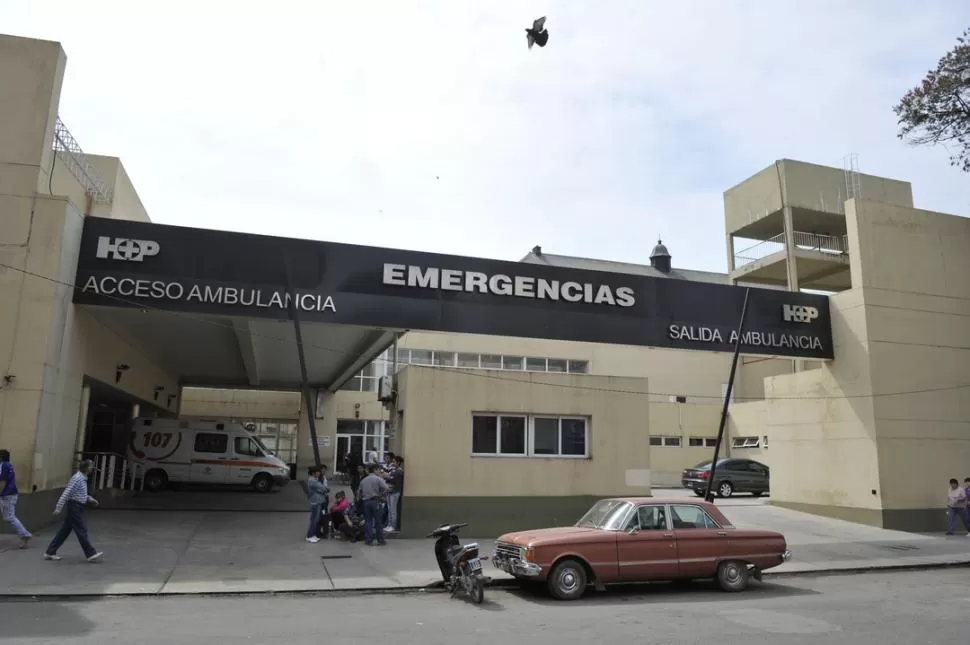 EN EL PADILLA. Según los médicos, el estado de Roa, de 33 años y padre de dos niños, es de extrema gravedad. LA GACETA / FOTO DE JORGE OLMOS SGROSSO