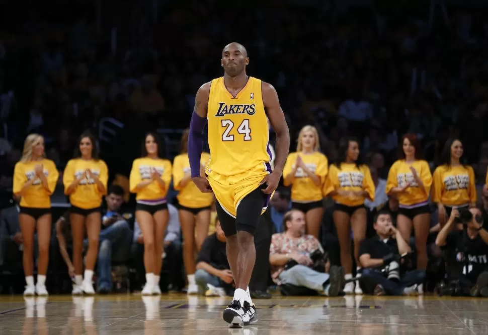 NO PUDO. Kobe Bryant jugó pese a estar lesionado. REUTERS