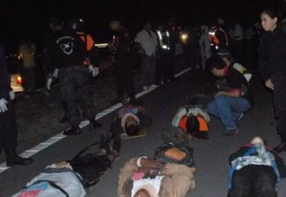 IMPACTANTE ESCENA. Los heridos esperan ser trasladados a los hospitales. (Gentileza El Tribuno de Jujuy)