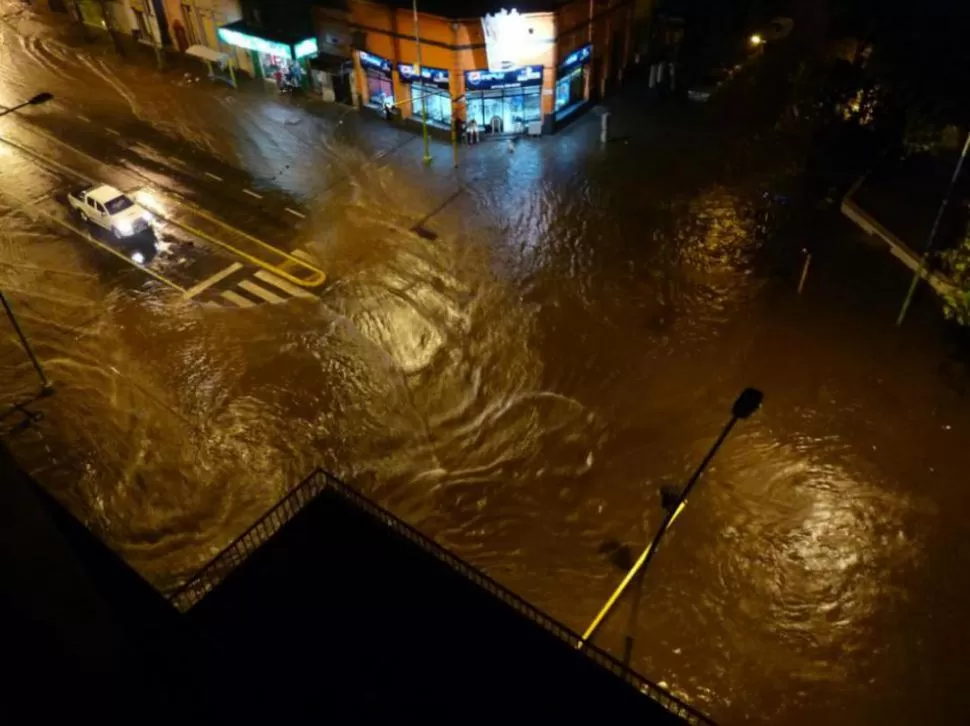 DILUVIO. La tormenta comenzó pasada la medianoche y en pocas horas cayeron más de 70 milímetros. El ventarrón voló techos y derribó árboles.  FOTO TOMADA DE FACEBOOK.COM/PAYITO.TANNURE