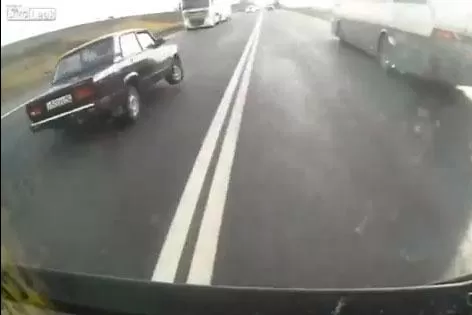 SORPRENDENTE. El auto negro, a instantes de impactar con el camión. CAPTURA DE VIDEO. 