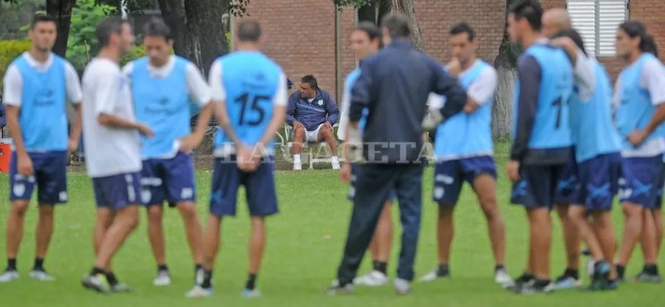 PUESTA A PUNTO. Rodríguez siguió el mini partido en compañía de Juan Pablo Pereyra. LA GACETA / FRANCO VERA