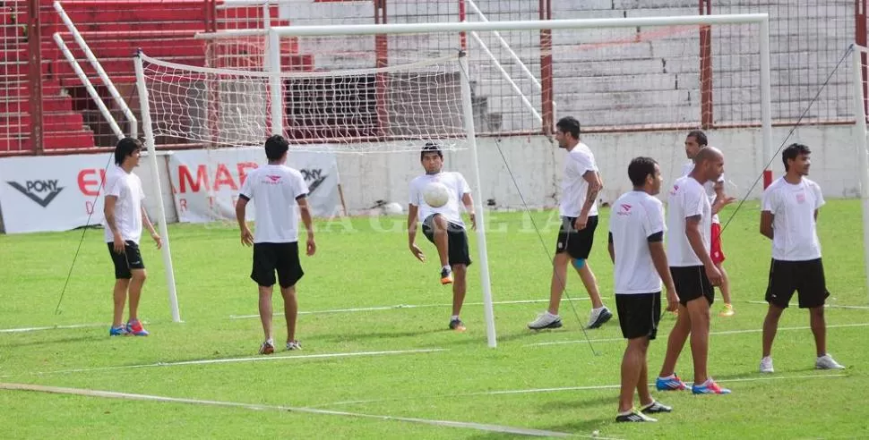 SIN CAMBIOS. El entrenador analiza jugar el domingo con los mismos once que vencieron a Racing en Córdoba. LA GACETA / ARCHIVO