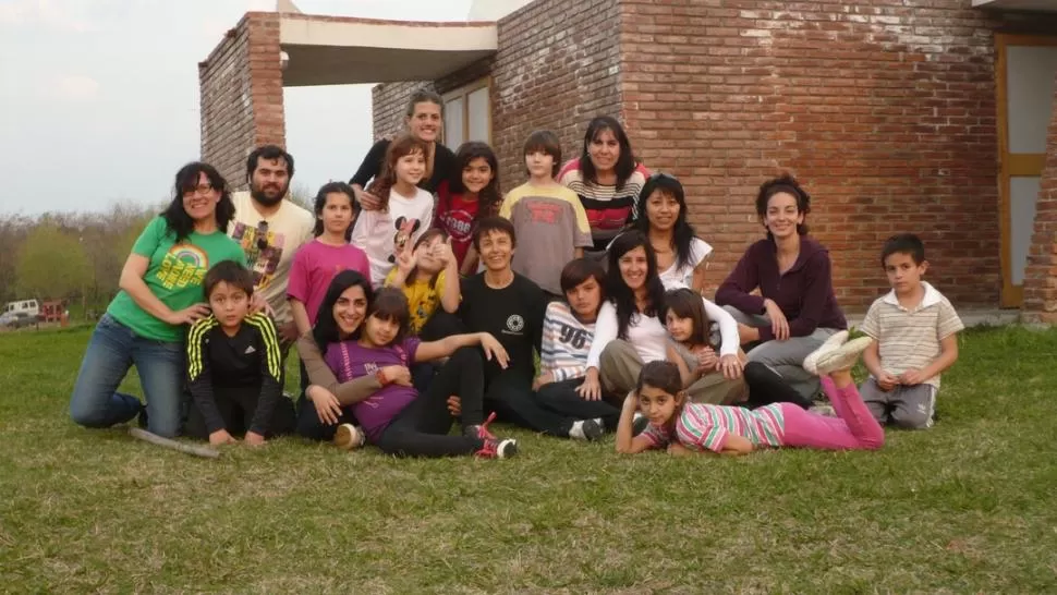 EN ROSARIO. Alumnos de diferentes escuelas junto a docentes que integran la Copehu, después de uno de los talleres pedagógicos experimentales. GENTILEZA ANDREA NOVOTNY