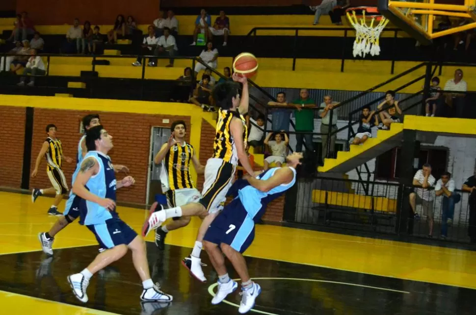 ARRASADORES. Daniel Orresta, de Talleres, intenta lanzar ante la marca de Raúl Rivadeneira, de los bandeños, que cayeron duramente ante los taficeños. FOTO GENTILEZA PALOMA CORTES AYUSA