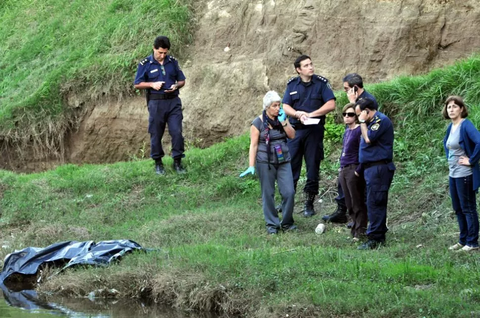 CONMOCION. El cuerpo fue encontrado ayer por la tarde, en un sector del arroyo que no supera los dos metros. DYN