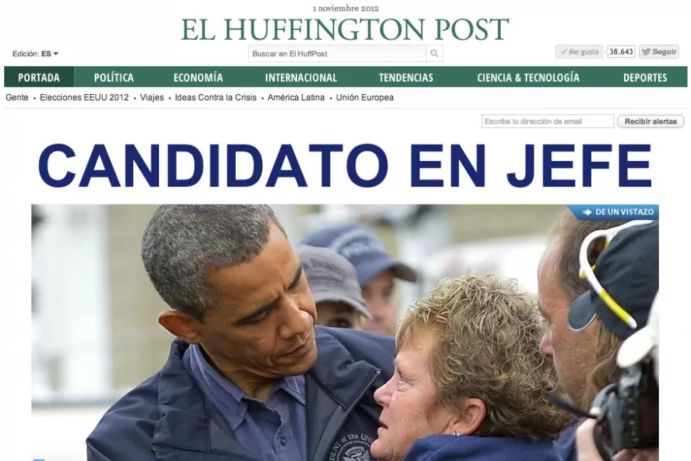 CAMINATA EN NUEVA YORK. El presidente abraza a algunos de los afectados por el huracán. AFP