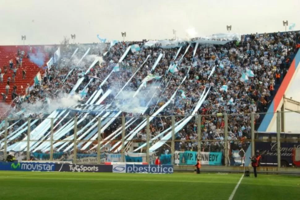 ESTA VEZ NO. Los hinchas decanos no podrán concurrir a Mataderos para alentar a su equipo. 