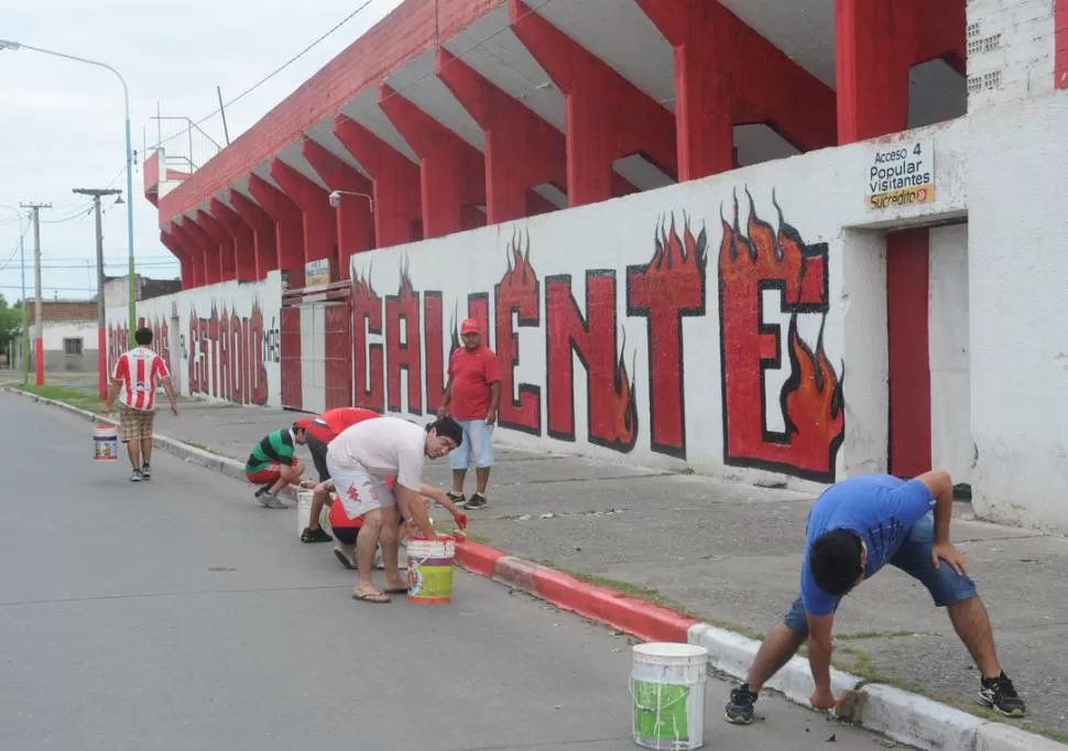 LES PUSIERON COLOR A LOS CORDONES DE LA CALLE. Un grupo de hinchas santos se reunió en el estadio para dejar todo y ajustar detalles de cara a los festejos. Ellos mismos aportaron la pintura. 