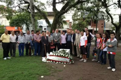 Se realizó la tradicional ofrenda en Plaza San Martín