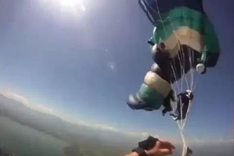 TENSION. Los paracaidistas chocaron en el aire y por poco no quedan enganchados. CAPTURA DE VIDEO