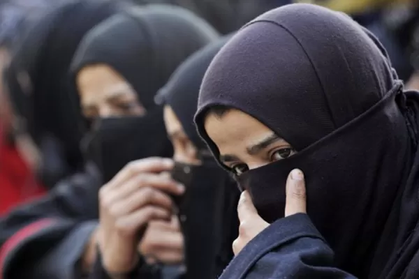 Pakistán: murió una adolescente quemada con ácido por sus padres