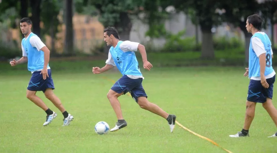 SIN CHISTAR. Ballini, que lleva la pelota en la práctica de ayer, hace sin quejarse lo que le pide el técnico en la cancha. 