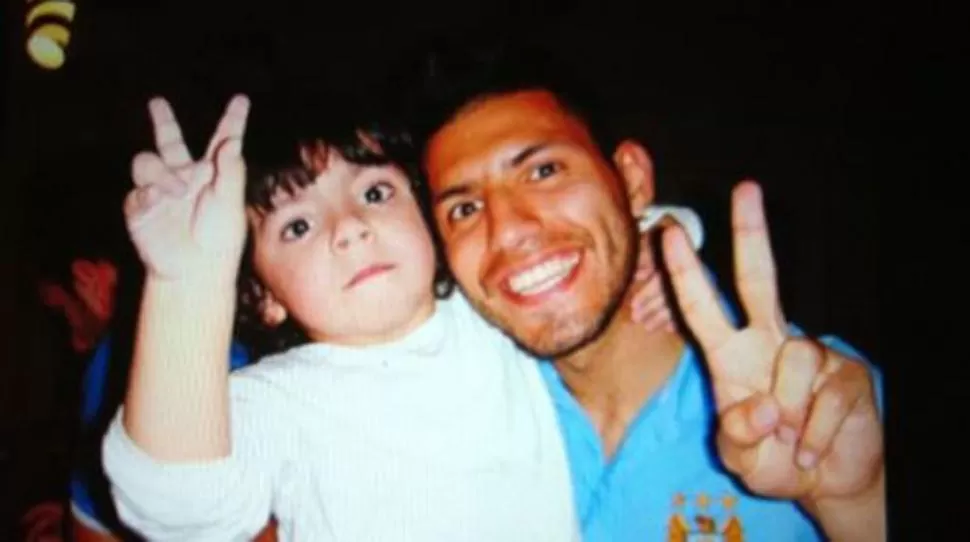 SONRÍE, TE ESTAMOS FILMANDO. Victoriosos, Benjamín y Sergio Aguero. FOTO TOMADA DE TWITTER (@aguerosergiokun)