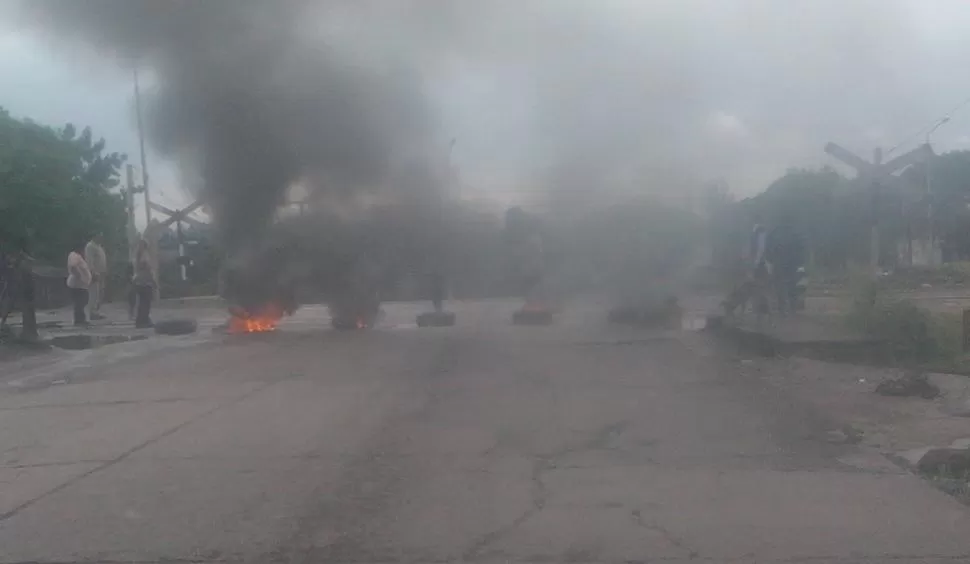 CANSADOS. Vecinos taficeños quemaron gomas en la calle para reclamar por el servicio de agua. GENTILEZA LUIS ROBLEDO 