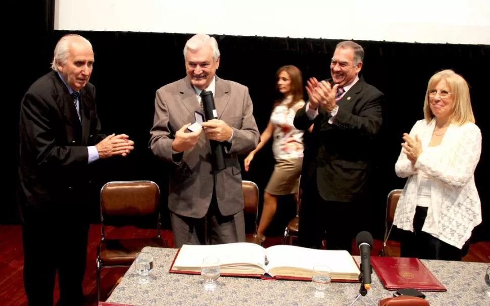 ACTO EN EL VIRLA. El decano de Ciencias Naturales, Ricardo Mon, Florencio Aceñolaza, el rector Juan Cerisola, y la vicerrectora, Alicia Bardón. PRENSA UNT