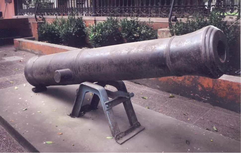 GUERRA DE LA INDEPENDENCIA. Uno de los cañones que expone en sus jardines el Museo Histórico Nacional. LA GACETA / ARCHIVO