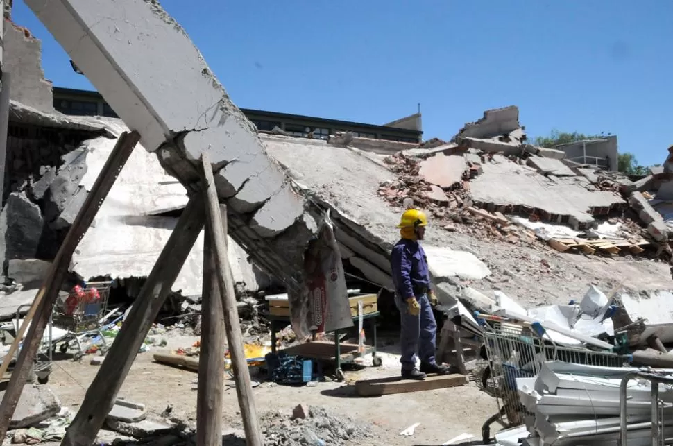 ESCENARIO DE LA TRAGEDIA. Siete personas perdieron la vida y 20 resultaron heridas por el derrumbe. TELAM