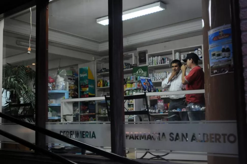 TENSIÓN. En la farmacia, tanto el personal como los familiares de la mujer y los policías intentaban resolver el hecho. LA GACETA / FOTO DE INES QUINTEROS ORIO