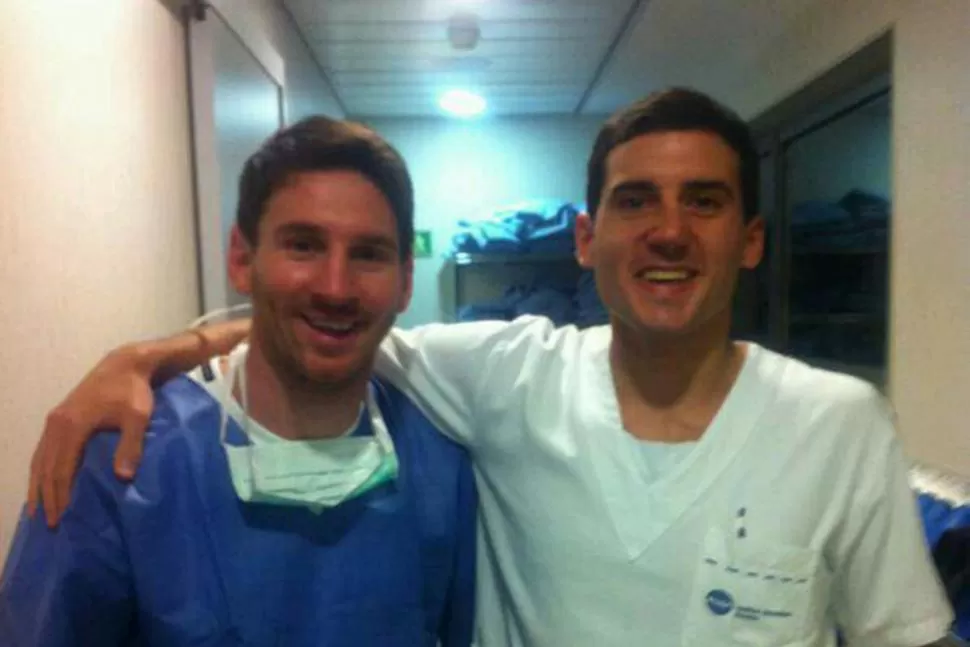 FELICIDAD EXTREMA. En el posparto, Messi posa aún con ropa de quirófano. FOTO TOMADA DEL FACEBOOK DE EMILIANO CAVALIERI