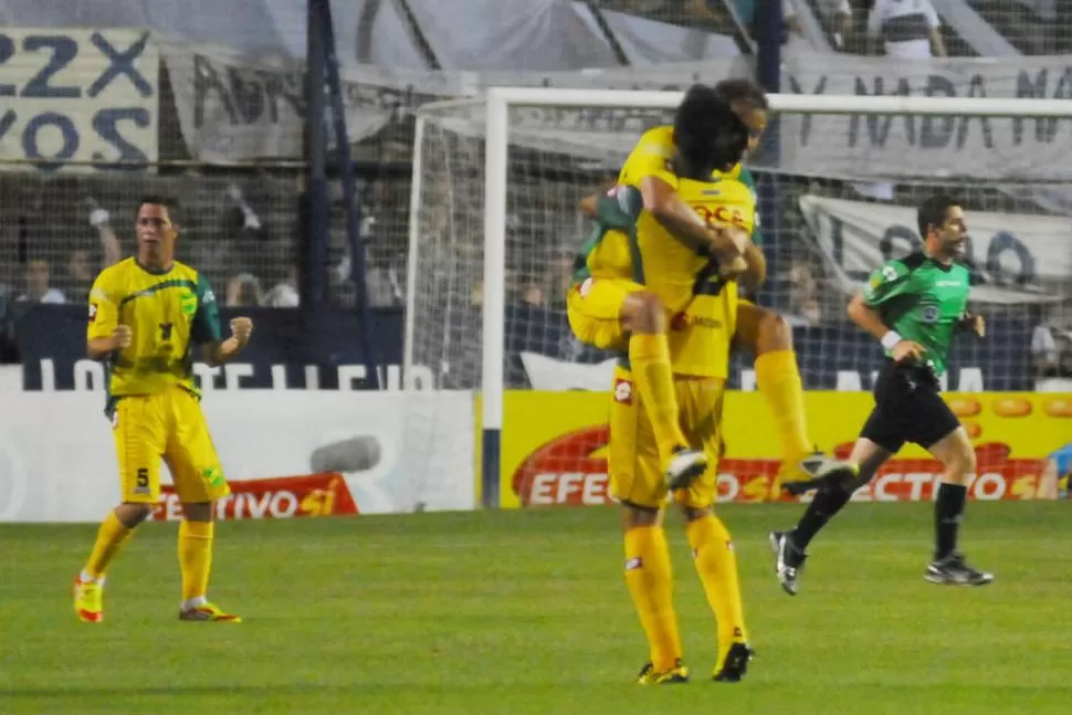 FESTEJO AMARILLO. Cristian Milla anotó los tres goles para la victoria de Defensa y Justicia sobre Gimnasia y Esgrima La Plata. TELAM