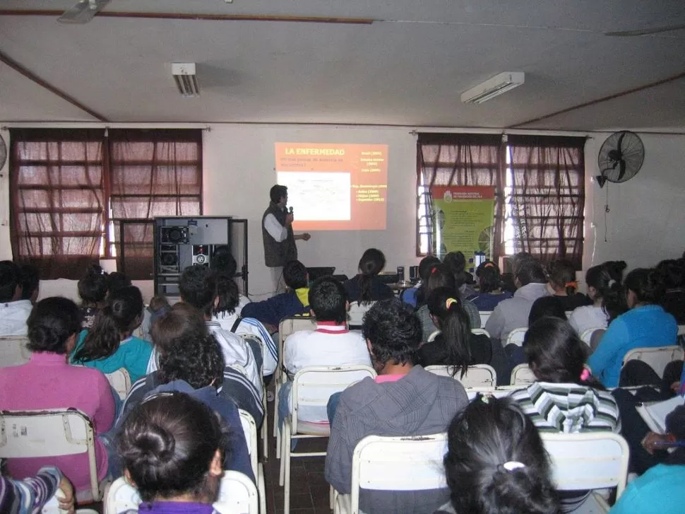 CAPACITACIÓN. Los técnicos de la Eeaoc les explican cómo deben proceder. EEAOC