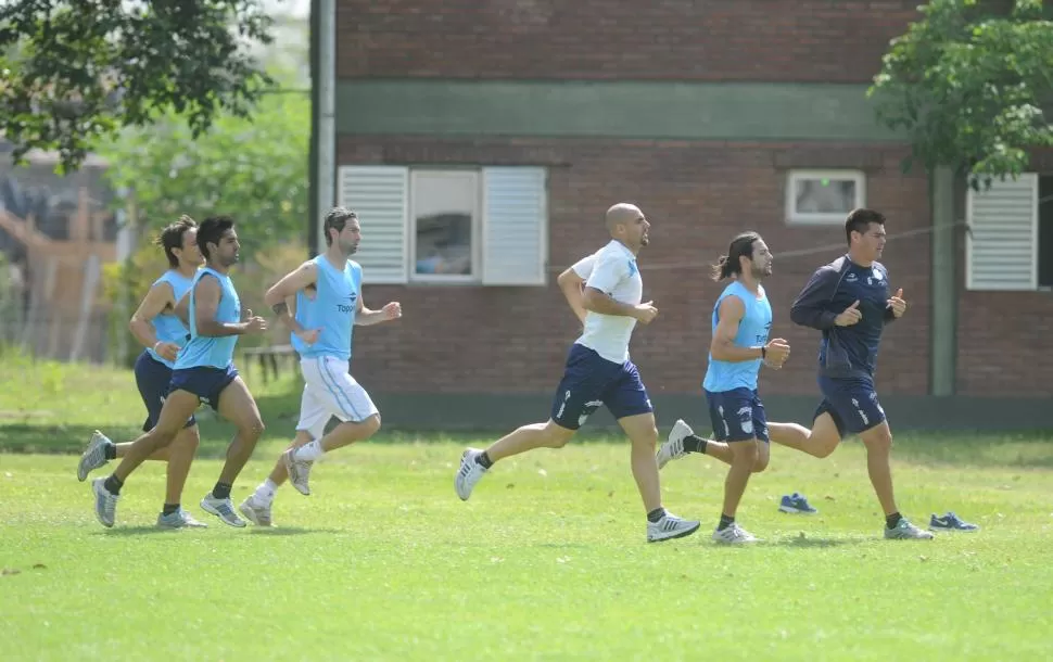 LO DEJARON ATRÁS. Bustamante, que en la foto corre casi al último con Barrado, despidió a sus compañeros que se fueron a Buenos Aires.