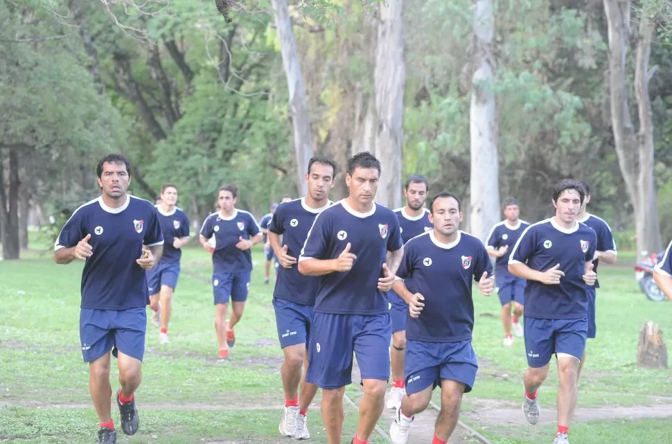 TRANSPIRANDO LA CAMISETA. Los misioneros trotaron entre los árboles del parque 9 de Julio. LA GACETA / FOTO DE ANTONIO FERRONI