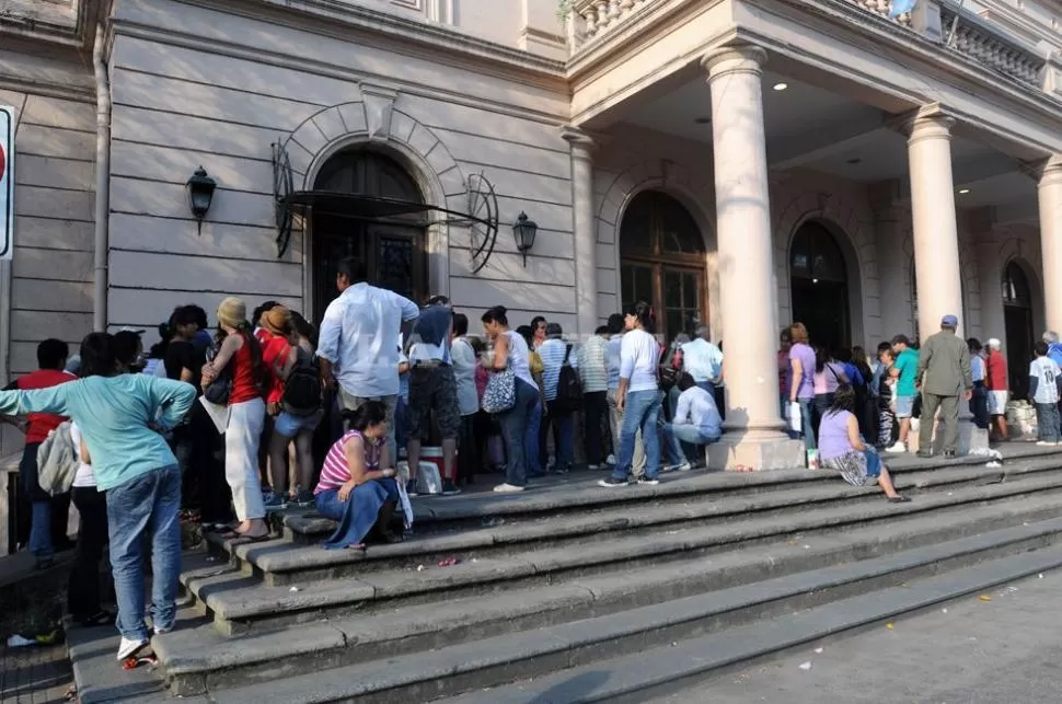 LARGAS COLAS. Decenas de personas debieron armarse de paciencia para ser atendidos. LA GACETA / FOTO DE INES QUINTEROS ORIO