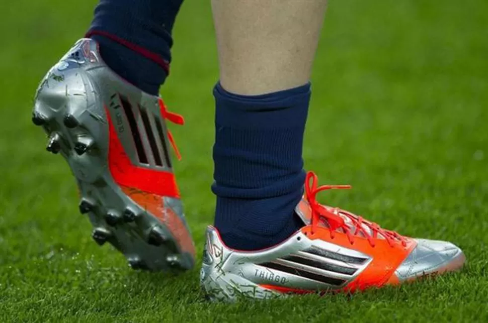 PASO A PASO. Messi hizo grabar el nombre de su hijo en los botines. FOTO TOMADA DE MUNDODEPORTIVO.COM