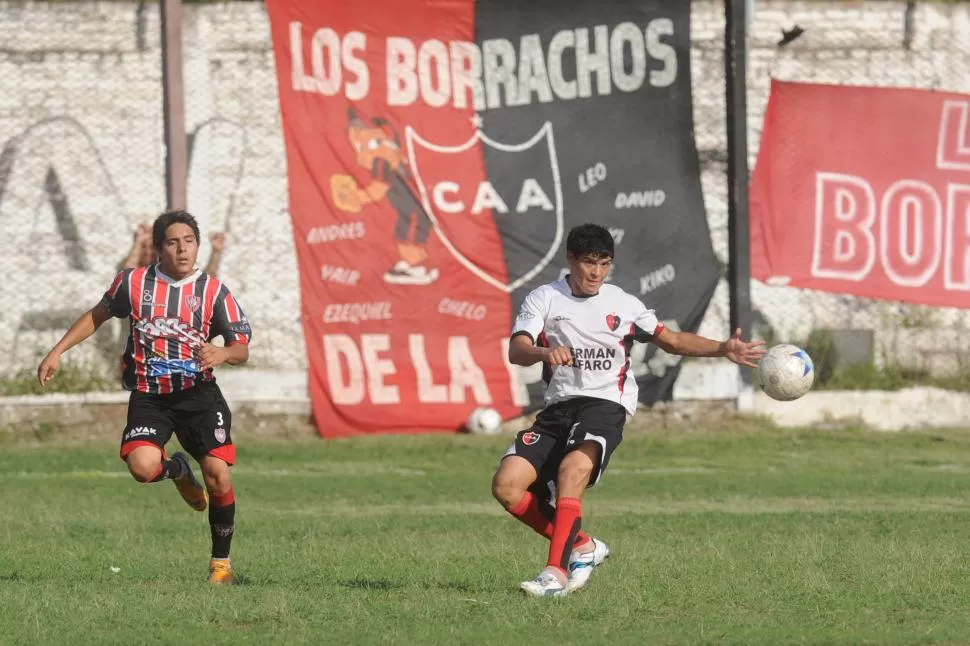 DUELO. Raúl Meija (5) disputa la pelota con un jugador de Unión Aconquija. LA GACETA / FOTO DE FRANCO VERA